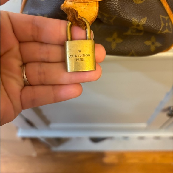 Authentic vintage Louis Vuitton shoulder purse. - Picture 5 of 6